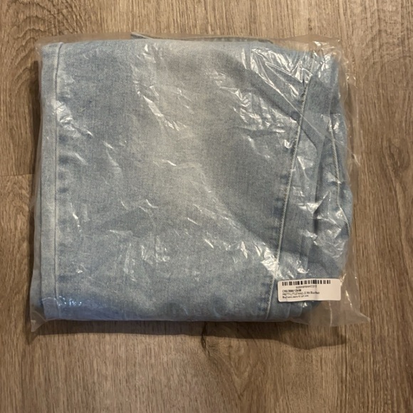 NWT/NIB Pretty Little Thing (PLT) Mid-Blue Wash Boyfriend Jeans US 6 - Picture 3 of 5